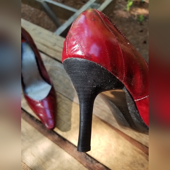 Size 9.5 High Heel Pumps Shoes Liz Claiborne Red Eelskin Pointed toe ladies - Picture 8 of 12